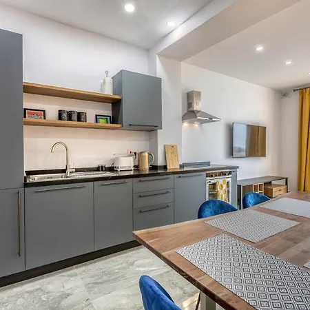 Luxury, One Of A Kind Home, In Ferries & Ac By 360 Estates Daire